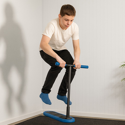 Trening w pomieszczeniu z hulajnogą trampolinową